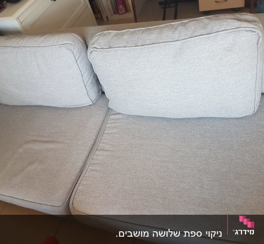 ספה אפורה עם כריות מושב ומשענת
